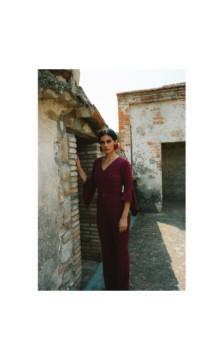 S416 Kombinezon z rękawami z falbaną - bordowy