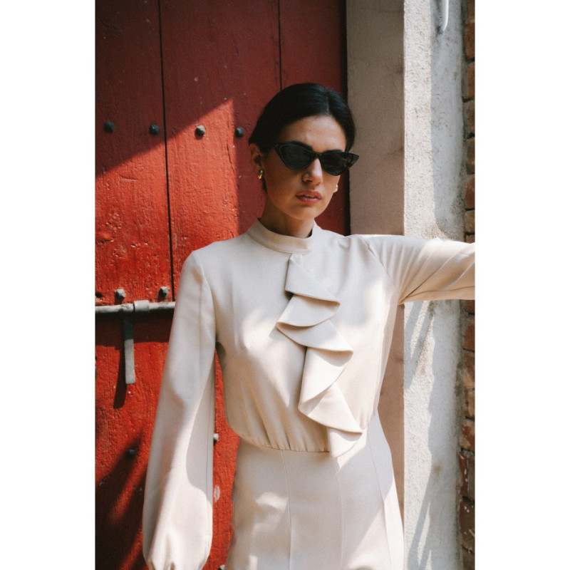 S420 Kombinezon z żabotem - beżowy