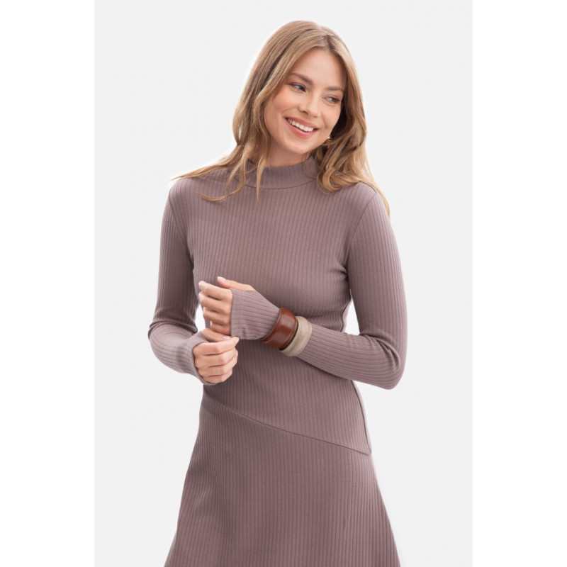 B299 Sukienka z dzianiny prążkowanej - kakaowa