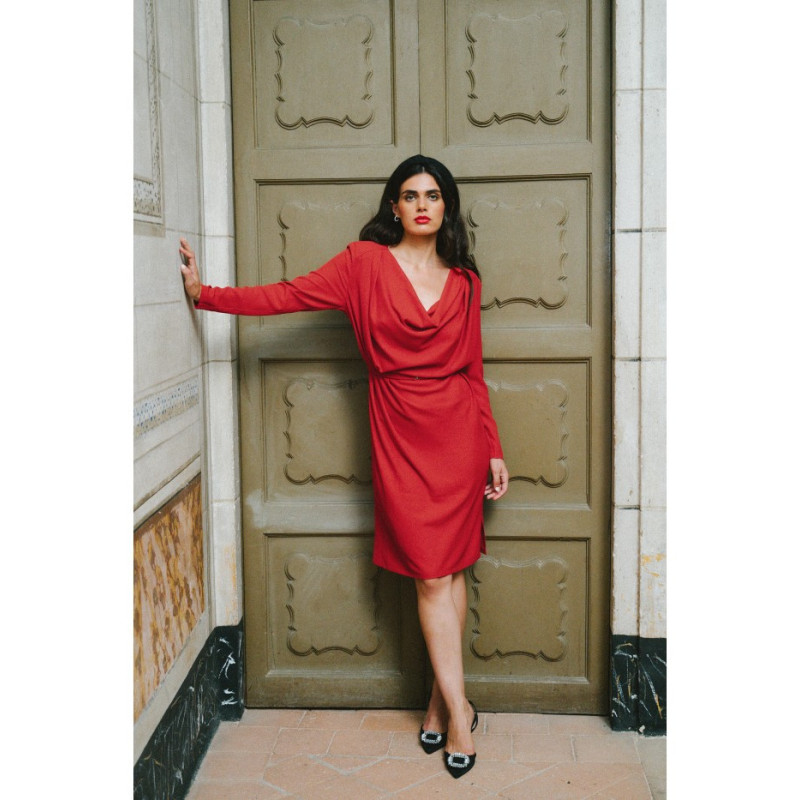 S428 Sukienka z drapowanym dekoltem - czerwona