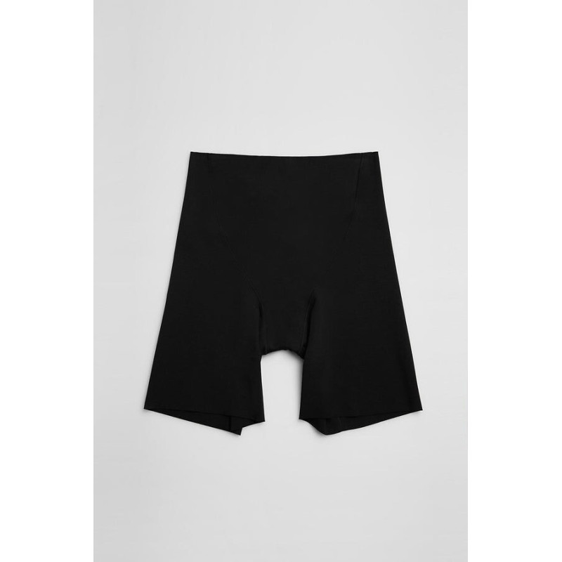 Ysabel Mora pikad aluspüksid