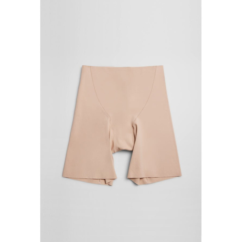 Ysabel Mora pikad aluspüksid