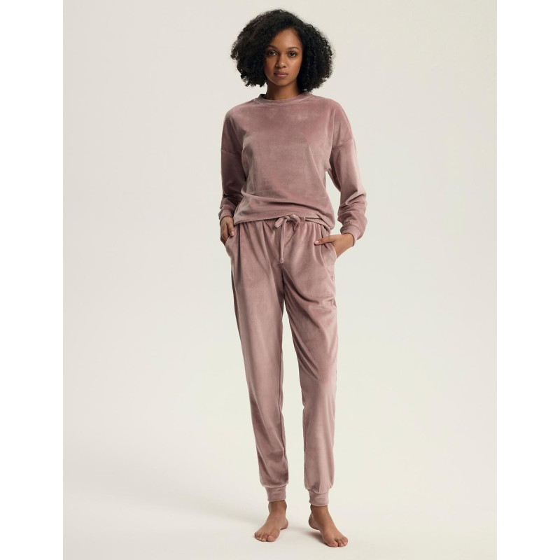 Henderson Ladies ülikond