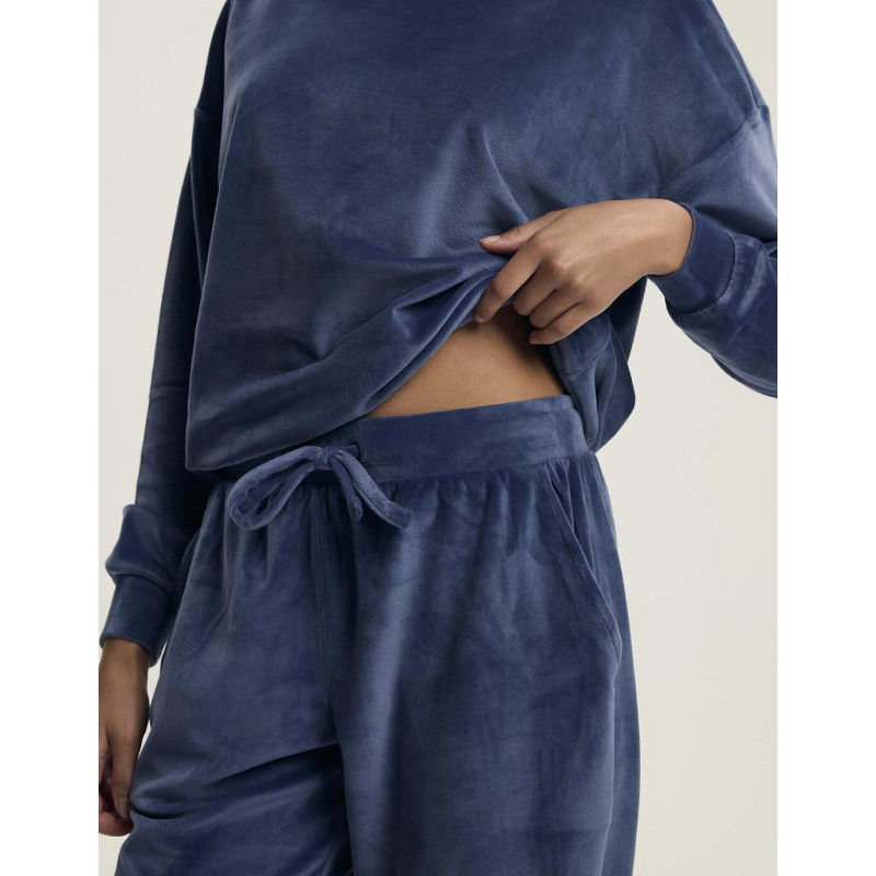 Henderson Ladies ülikond