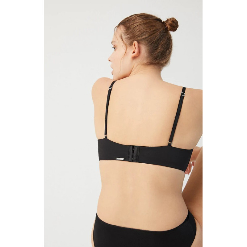 Ysabel Mora rinnahoidja